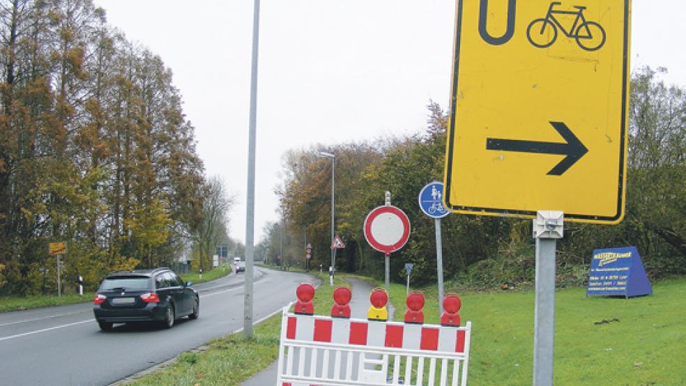 Gesperrt: Die alte Asphaltdecke des Radwegs an der Bundesstraße 436 vom Kreisel in Weener bis zum Buschfelder Sieltief wurde heute abgefräst. Es ist der letzte von drei Abschnitten der Radweg-Sanierung. © Foto: Szyska