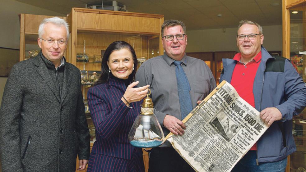 Ein Schiff in der Flasche hält die CDU-Bundestagsabgeordnete Gitta Connemann in der Hand, links neben ihr CDU-Ratsherr Annäus Bruhns. Zweiter von rechts Gunnar Blank, neben ihm Museumsbetreuer Dieter Jessen, der den Nachdruck einer historischen Zeitung präsentiert, in der über den Unterngang der »Titanic« berichtet wird. © Foto: CDU