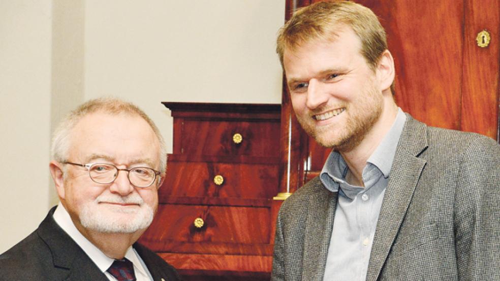Jörg Furch aus Rhauderfehn (links) und sein Nachfolger Dr. Matthias Stenger. © Foto: Former