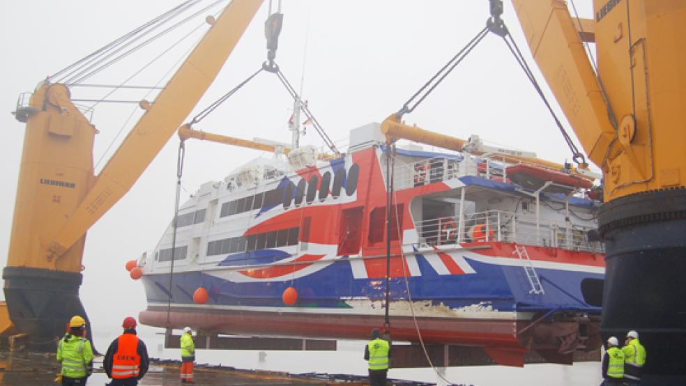 Der »Halunder Jet« wird an Deck der »Palabora« gehoben. Die Hochgeschwindigkeitsfähre ist 51 Meter lang und wiegt 210 Tonnen.  © Foto: GBS
