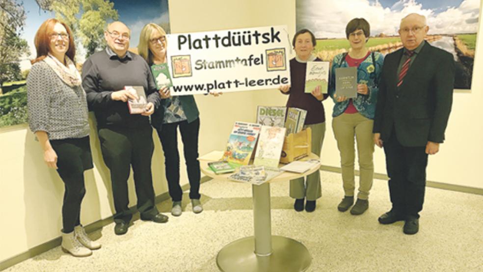 Plattdeutscher Lesestoff fürs Krankenhaus: (von links) Betreuungskraft Katharine Groen, Initiator Evert Druivenga, Waltraud Theermann( Kindergarten Klecks in Leer), Annchen Brunken, Vorstandsmitglied im »Vereen Oostfreske Taal«, Angelika Seidel (Plattdeutsch-Beraterin der Landesschulbehörde für Ostfriesland) und Vereinsvorsitzender Jakobus Bauman. © Foto: privat