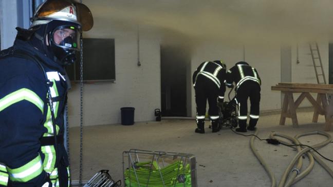 Herd und Arbeitsplatte brennen in BBS-Raum