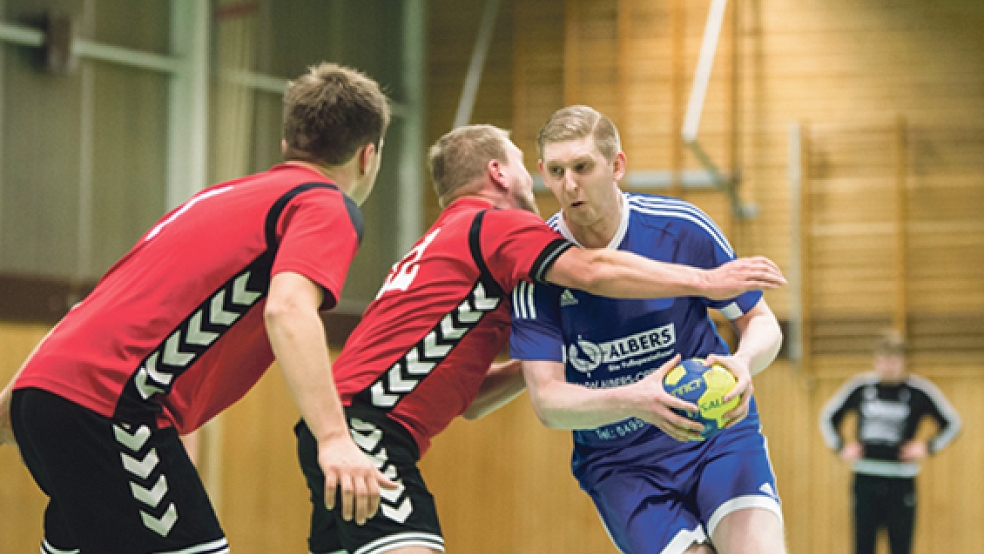 Mehr Durchsetzungsvermögen als gegen Moorsum wollen Holthusens Handballer um Thomas Janssen heute Abend in Wilhelmshaven beweisen. © Foto: Mentrup