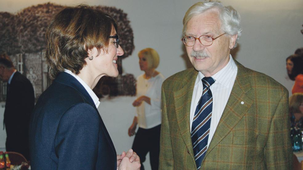 Im Gespräch: DRK-Kreisgeschäftsführerin Tanja Schäfers mit Dr. Sonning Bredemeier, Vizepräsident des DRK-Landesverbandes Niedersachsen, der als Gast an der Mitgliederversammlung des DRK-Kreisverbandes teilnahm. © Foto: Hoegen