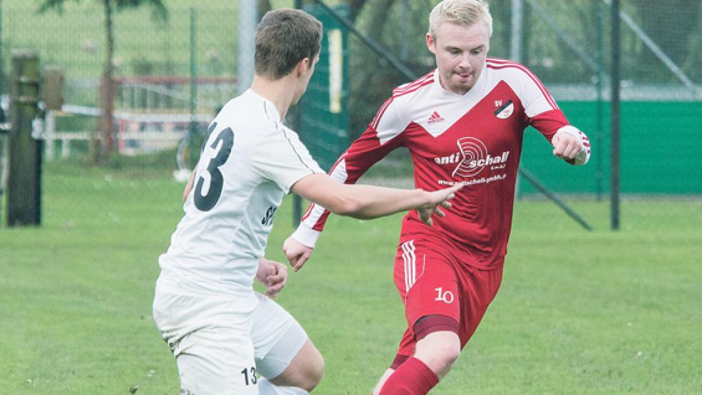 Im Spiel und im Training weiß der Jemgumer Niclas Nagel (r.) derzeit zu überzeugen. Für ihn und seine Mitspieler steht am Sonntagnachmittag das Heimspiel gegen den SV Hage auf dem Spielplan. © Foto: Mentrup