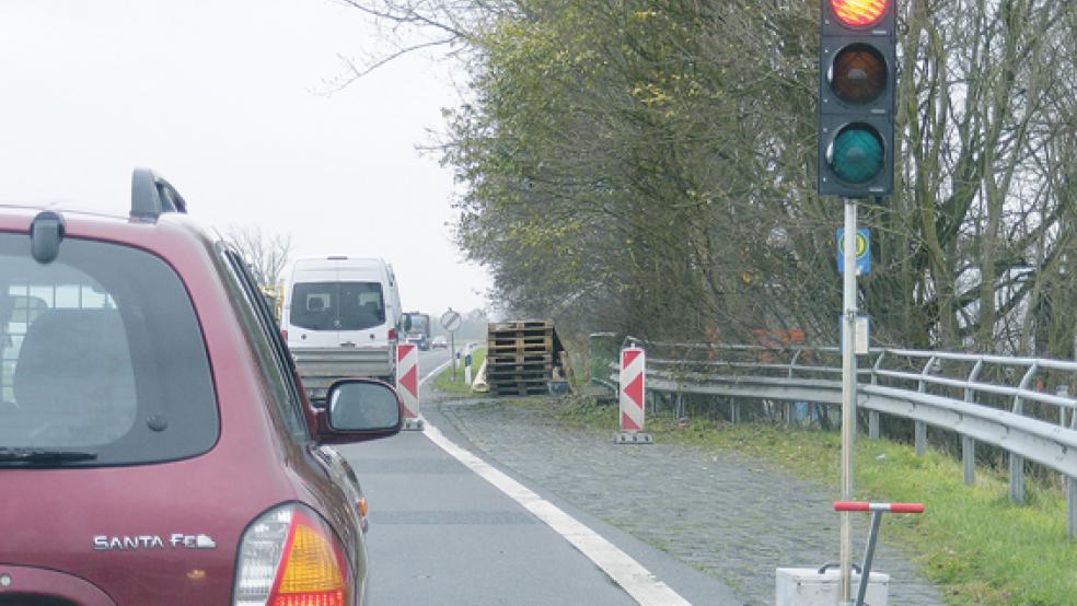 An der Brücke über dem Kirchborgumer Sieltief wird voraussichtlich bis Mitte kommender Woche gearbeitet. Bis dahin bleibt die Richtungsfahrbahn Weener dort gesperrt. © Foto: Szyska