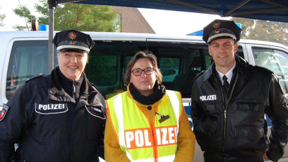 Svenia Temmen (links), sie ist Beauftragte für Kriminalprävention, rät allen Bürgern zur Vorsicht. Aktuell sind Betrüger aktiv, die sich am Telefon als Polizisten ausgeben und mit dieser Masche in Leer auch Erfolg hatten. Neben Temmen Angela Neerhut vom Präventionsteam und Stefan Reuwsaat, Leiter der Polizeistation Weener. © Archivfoto: Hoegen
