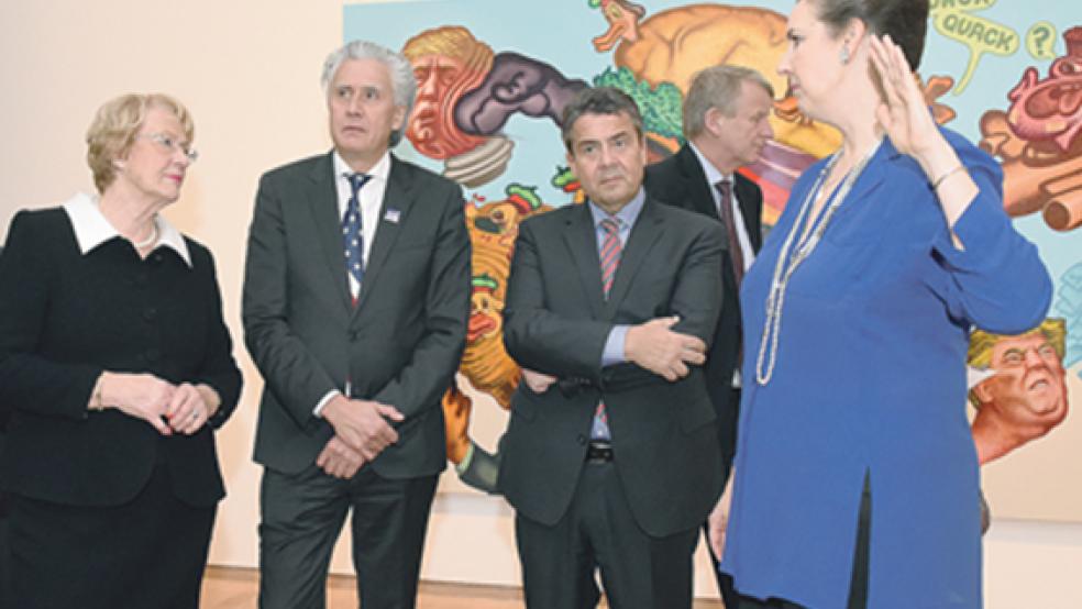Kuratorin Katharina Henkel (rechts) führte Außenminister Sigmar Gabriel und den Generaldirektor des Drents Museums im niederländischen Assen, Harry R. Tupan, zusammen mit Eske Nannen durch die Ausstellungsräume. © Foto: Hasseler