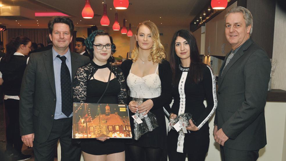 Thomas Röskens aus Bunde als stellvertretender Obermeister der Friseurinnung Leer und Obermeister Heiner Heijen (rechts) begrüßten die Gäste mit kleinen Geschenken.  © 