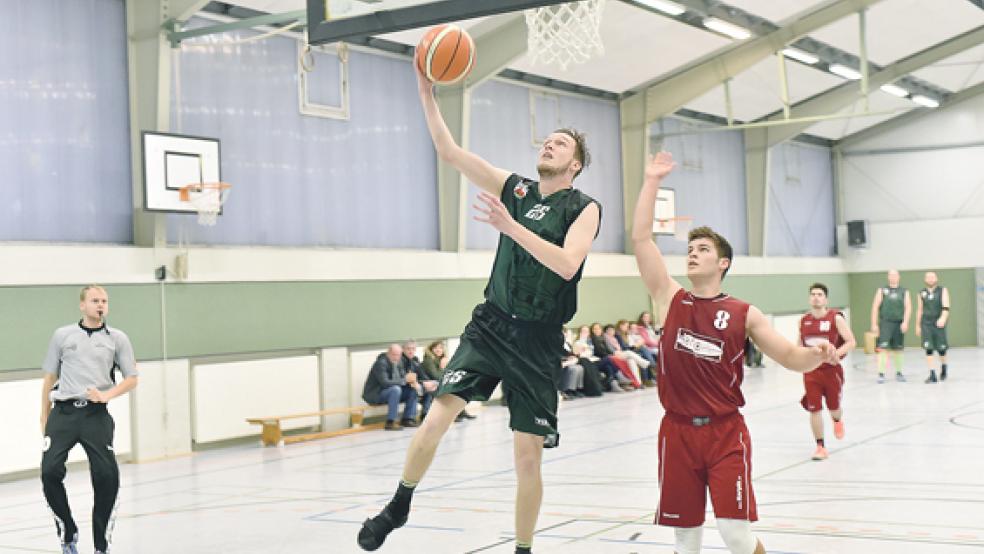 Nicht zu bremsen auf dem Weg zum Korb ist Bingums Patrick Barghoorn in dieser Szene. Er steuerte 19 Punkte zum deutlichen Bingumer Sieg bei. Brakes Jacob Nafzger kann dem Rheiderländer nur noch hinterherschauen. © Foto: Bruins