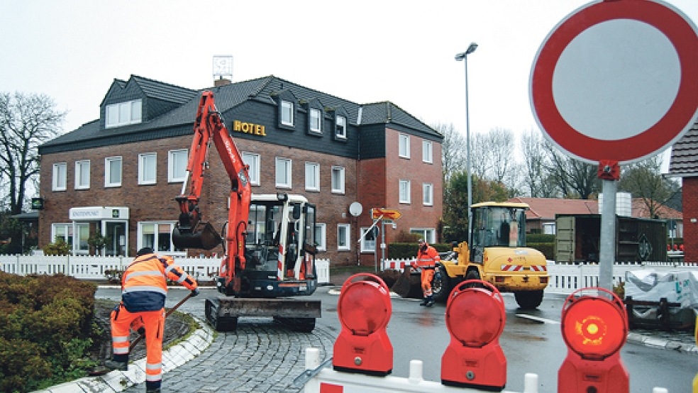 Die Mitarbeiter der Firma Jansen aus Aschendorf haben gestern mit den Kreiselarbeiten begonnen. © Foto: Hoegen
