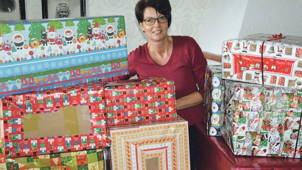Geschenk-Pakete für den Kinderschutzbund stapeln sich alljährlich in der Vorweihnachtszeit im Wohnzimmer von Familie Donker in Bunderhee. © Foto: Himstedt