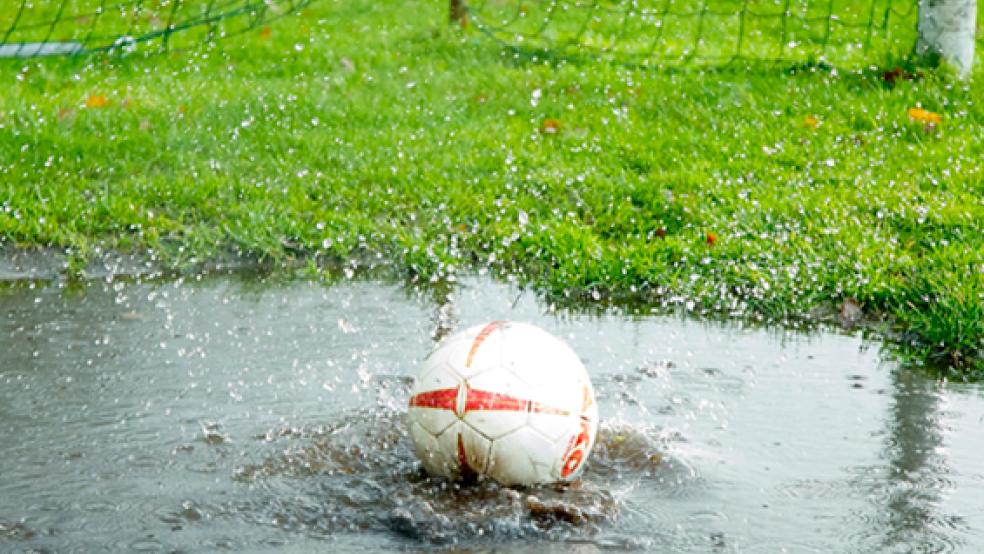 Pfützen auf den Sportplätzen sind nur eine Folge der Unwetter der vergangenen Wochen. Nun hat der Fußballkreis Ostfriesland die Reißleine gezogen: Der Spielausschuss hat alle Spiele für das kommende Wochenende abgesagt. © Foto: Mentrup