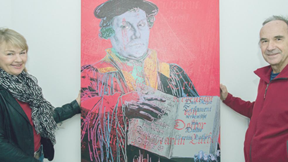 Suchen ein neues Zuhause für »ihren« Luther: Carola Bruhns und Kristian Scholz vom Organisationsteam der Ditzumer Kunsttage vor dem Pop Art-Portrait des Reformators. © Foto: Hanken