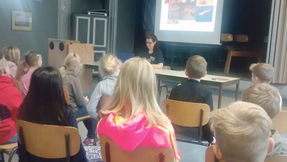 Manuela Schleußner vom Verein »Pro Fuchs« bei ihrem Vortrag in der Grundschule Möhlenwarf. © Foto: privat