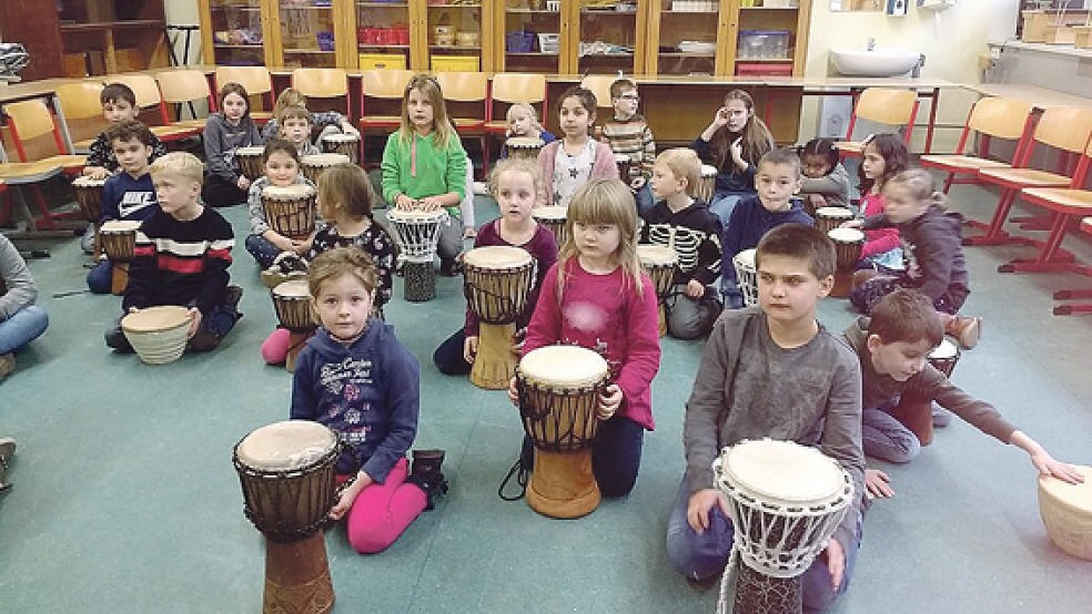 Musik verbindet: Die Schülerinnen und Schüler der Grundschule Weener und der Pestalozzischule trafen sich jetzt zum gemeinsamen Trommelunterricht. © Foto: privat