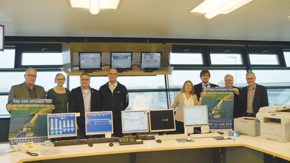 Die Plakate sind schon gedruckt, aber die Gestaltung des Programms teilweise noch in der Findungsphase. Das Team der Organisatoren der Tage der offenen Tür anlässlich des 15-jährigen Bestehens des Emssperrwerks: (im Bild von links) Hans-Peter Heikens und Insa Müller von der Gemeinde Jemgum, Kurt Radtke aus Diele von der Touristik GmbH »Südliches Ostfriesland«, Reinhard Backer vom Niedersächsischen Landesbetrieb für Wasserwirtschaft, Küsten- und Naturschutz (NLWKN), Bettina Stöhr und Nils Siemen von der Gemeinde Moormerland, Luitpold Handwerker vom Verkehrsverein Ems-Dollart und Thorsten Kuchta vom Amt für regionale Landesentwicklung Weser-Ems. © Fotos: Himstedt