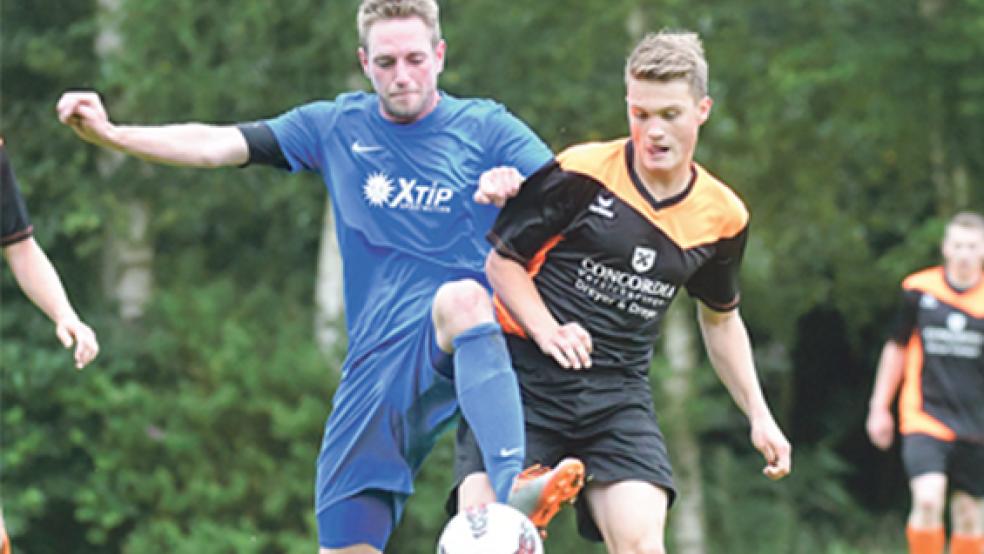 Ein Kämpfer als Spieler - und bald auch als Trainer: Ingo Groen (links, hier im Duell mit Wymeer-Boens Marvin Maas) freut sich auf seine neue Aufgabe als Trainer der SG Heidjer SV/TuS Holthusen ab dem kommenden Sommer. © Foto: Bruins