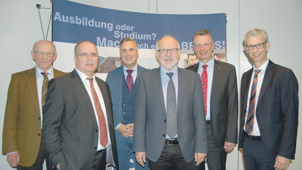 Sie stellten die Pläne für die BAO vor (von links): Elmar Schulz (kommissarischer Akademieleiter), Peter Detmers (2. Vorsitzender der BAO). Cord Neemann (1. Vorsitzender BAO), Prof. Dr. Gerhard Kreutz (Hochschule Emden-Leer), Carsten Wilken (Vizepräsident für Lehre und Studium) und Prof. Dr. Henning Hummels (Hochschule). © Foto: Koenen