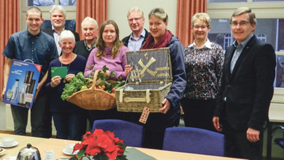 Zur Übergabe der Gewinne kamen (von links) Simon Poelker, Klaus Anneken (Betriebsleiter Abfallwirtschaftsbetrieb), Hermine und Karl-Heinz Elsner, Silvia Ennen, Günter Roeden (Vertriebsleiter), Engeline Robbe, Maria Connemann (Abfallberatung) und Hans-Peter Körte (stellvertretender Betriebsleiter). © Foto: Landkreis Leer