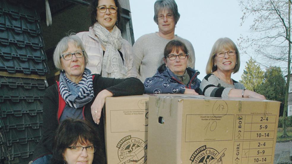 Beluden den Lkw mit Weihnachtsgeschenken für notleidende Kinder in Osteuropa: (von links) Renate Peters, Carla Auslitz, Almut Hansen, Monika Haase und Linda Glowczewski sowie (sitzend vorne) Heidi Ewaldt. © Foto: Szyska