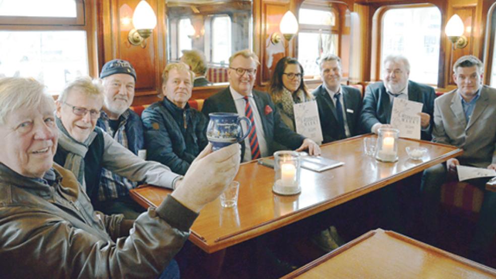 Die Verantwortlichen der Stadt Leer, der Werbegemeinschaft und des Schaustellervereins stellten auf der »Prinz Heinrich« das Konzept für die Weihnachtszeit in Leer vor. © Foto: Muising