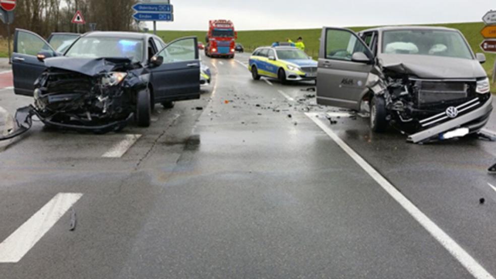 Beide Fahrzeuge waren nicht mehr fahrbereit und mussten deshalb abgeschleppt werden. © Foto: Polizei Leer