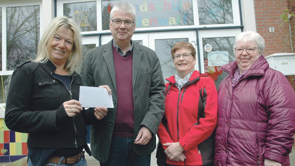 Spendenübergabe: Schulleiterin Mechthild Tammena bekam gestern von Karlheinz Hinderks, Cornelia Timmer und Anna Fokken (im Bild von links) einen Scheck über 700 Euro überreicht. © Foto: Szyska