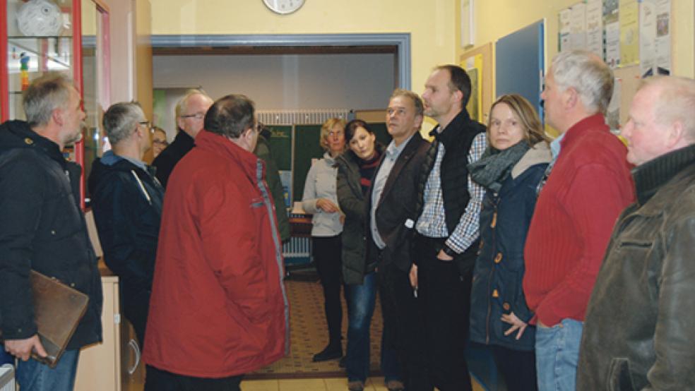 Nach der Sitzung im Dorftreff besichtigte der Schulausschuss die benachbarte Grundschule in Wymeer und ließ sich von Schulleiter Thomas Stern durch die Räume führen. © Foto: Hoegen