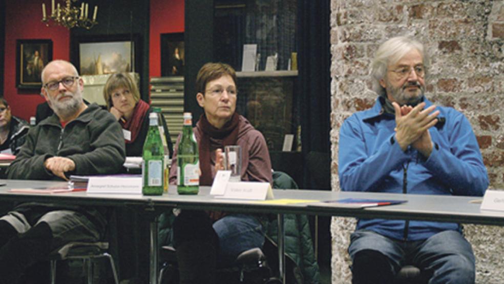Delegierte aus dem Rheiderland: (von links) Hilko Pals (Wymeer), Annegret Schulze-Hensmann (Midlum) und Volker Kraft (Weener) bei der Gesamtsynode in Emden. © Foto: Preuß