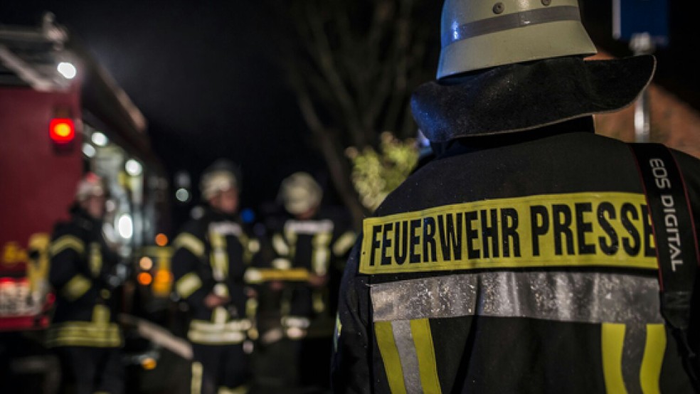 Einsatzkräfte der Feuerwehr retteten in Westrhauderfehn mit Hilfe von Tierärzten einen Esel, der sich in einer Rolle Stacheldraht verfangen hatte. © Symbolfoto: Archiv