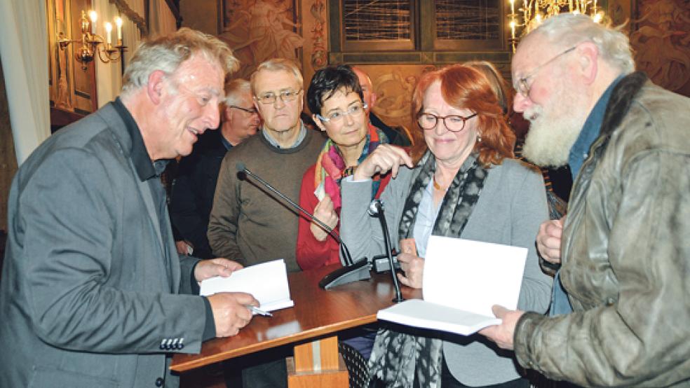 Nach seinem Vortrag signierte Wolfgang Kellner noch zahlreiche Bücher. © Foto: Wieking