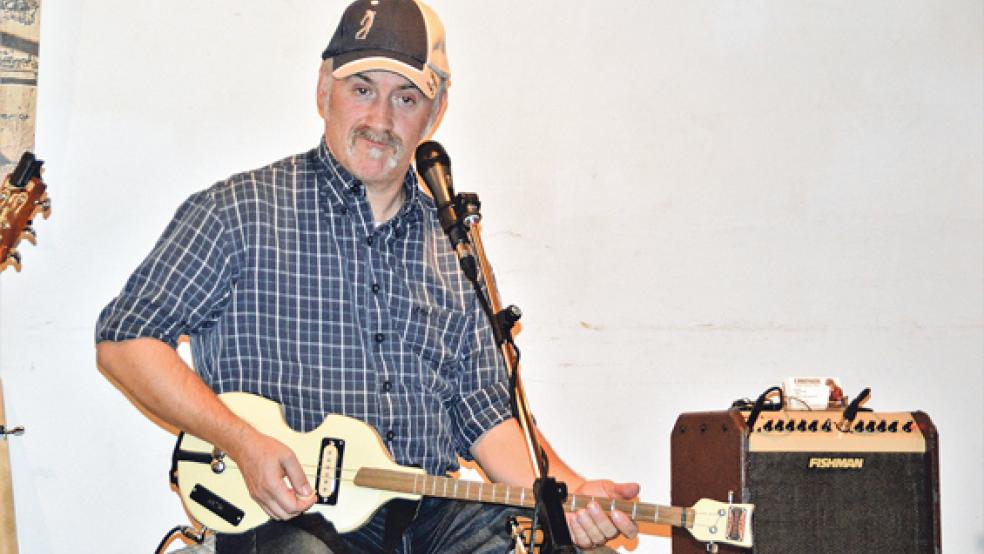 Der Leeraner Singer-Songwriter Jürgen Brinker war im »Sielhus« in Jemgum zu Gast. © Foto: Himstedt