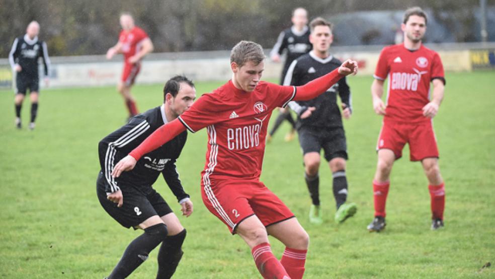 Seine Startelf-Premiere in der Bezirksliga feierte Bundes Tammo Neumann (am Ball). © Fotos: Bruins