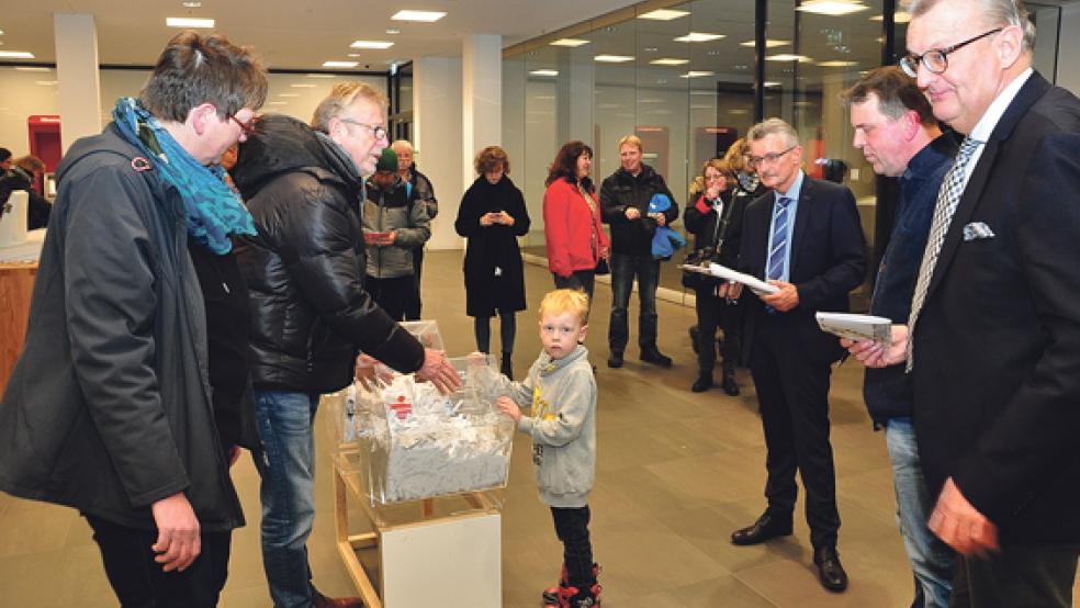 Alexander Cadoes aus Bunde zog bei der Leeraner Weihnachtsverlosung die ersten Gewinner der Hauptpreise. © Foto: Wolters