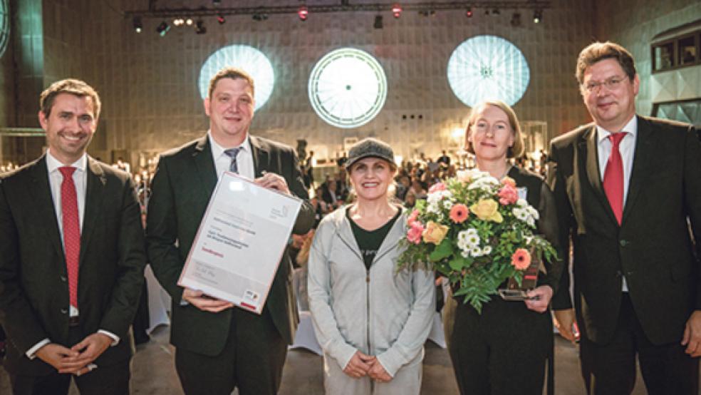 Freuen sich über die Auszeichnungen (von links): Mirko Plass (HRS Destinations Solutions), Oliver Knagge (OTG), Claudia Gilles (Hauptgeschäftsführerin DTV), Imke Wemken (Geschäftsführerin OTG) und Reinhard Meyer (Präsident DTV). © Foto: Jan Sobotka/DTV 