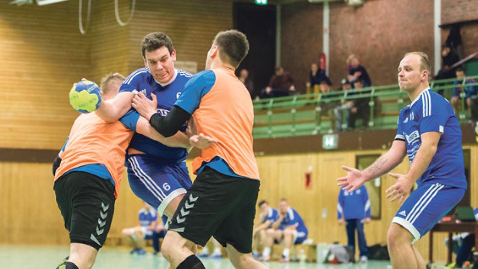 Einsatz und Kampf prägten das Derby zwischen den Holthusern und Westoverledingern. Hier wird Nico Havrilla von gleich zwei Gegenspielern in die Zange genommen. © Fotos: Mentrup