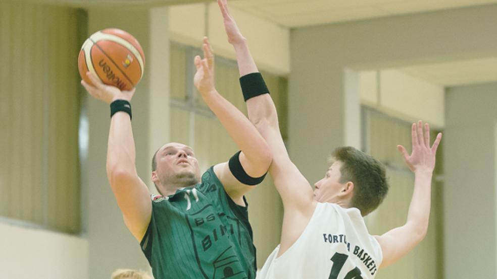 Jede Verteidigung durchbrachen die Bingumer: Hier wehrt sich Daniel Röttmann (l.) gegen Lasse Buck. © Foto: Mentrup