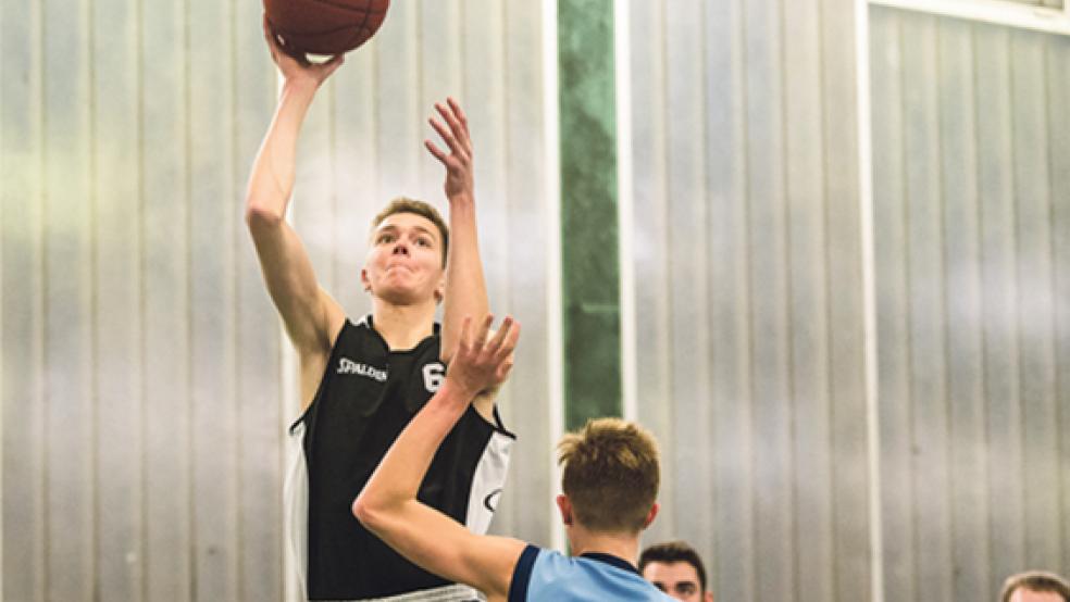 In einer anderen Höhe unterwegs als sein Gegenspieler ist Weeners Timo Giese. Er und seine Mitspieler feierten einen ungefährdeten Erfolg gegen Logabirum IV. © Foto: Mentrup