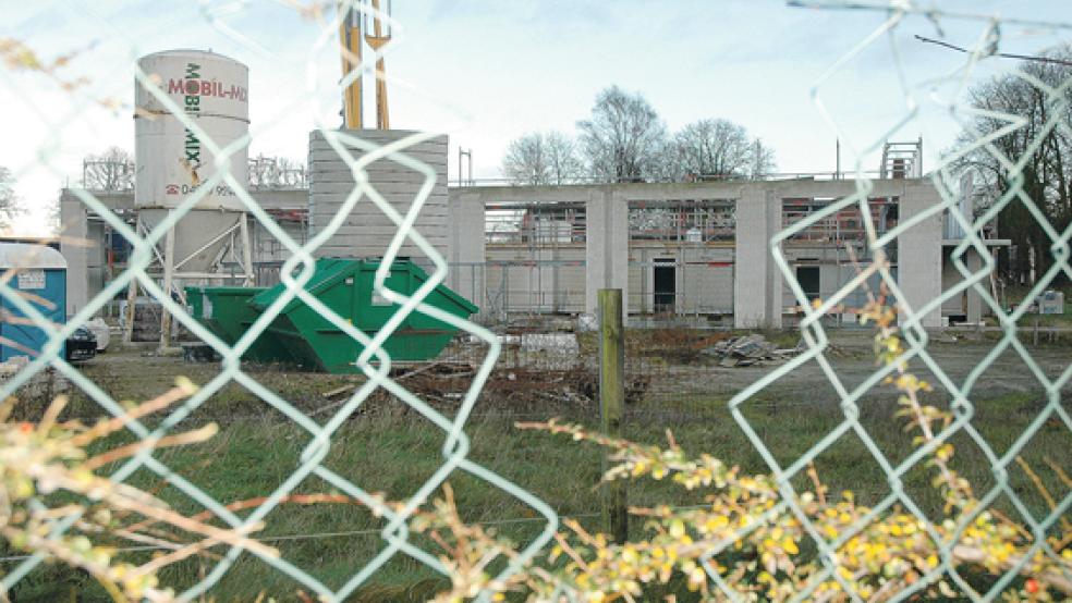 Still ruht die Baustelle: Seit Ende August hat sich beim Neubau des Feuerwehrhauses auf dem ehemaligen Gelände der Kornbrennerei Ecks an der Kommerzienrat-Hesse-Straße in Weener kaum etwas getan. © Foto: Szyska