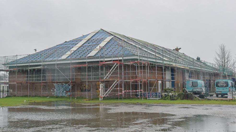 In der Halle des THW in Emden herrschte stellenweise »Land unter« . © Foto: Klose