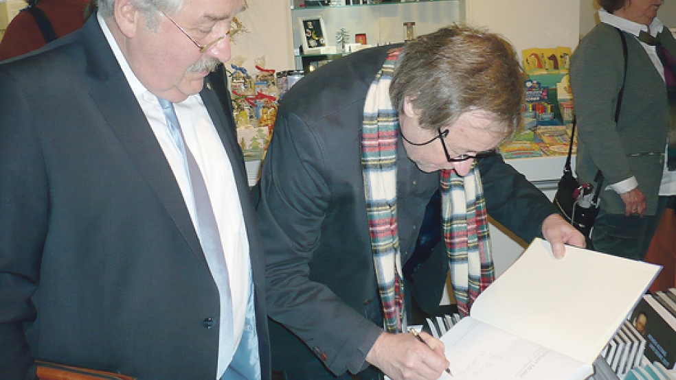Herbert Müller signierte unter anderem einen Begleitband für den Schirmherrn der Ausstellung, Landschaftspräsident Rico Mecklenburg. © Foto: Landesmuseum Emden