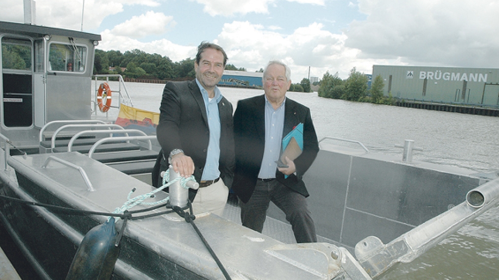 Das ursprünglich als Emsfähre in Wales erworbene Boot, das Bengt Fischer (»Schulte & Bruns«, links) und Jochen Zerrahn (Meyer Werft) am 16. Juni in Papenburg präsentiert hatten, wurde inzwischen nach Schweden verkauft. © Foto: Szyska
