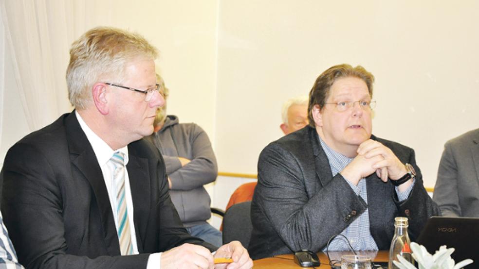 Bürgermeister Ludwig Sonnenberg (links) verfolgt etwas angespannt den Vortrag von Architekt Werner Lübbers. Mehr als 50 Zuhörer, darunter etliche Feuerwehrleute und Ratsmitglieder, drängten sich im eher kleinen Rathaussaal.  © Foto: Boelmann
