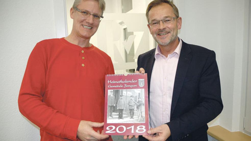 Präsentieren den neuen Heimatkalender für die Gemeinde Jemgum: Herausgeber Meik Hochmann (links) und Bernd Lindemann, Geschäftsführer des Medienhauses Risius in Weener, wo der Kalender auch in diesem Jahr hergestellt worden ist. © Foto: Szyska