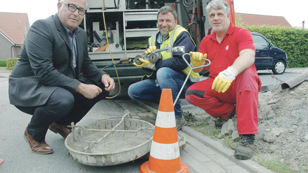 Die Untersuchung des Kanalsystems in Jemgum durch die ITAS Salzgitter GmbH begann Ende Mai. Am Schacht in der Nesser Straße: Bürgermeister Hans-Peter Heikens, Diplom-Ingenieur Joachim Papesch und Olaf Mienack von der Canal Control GmbH aus Barsbüttel (von links). © Foto: Szyska