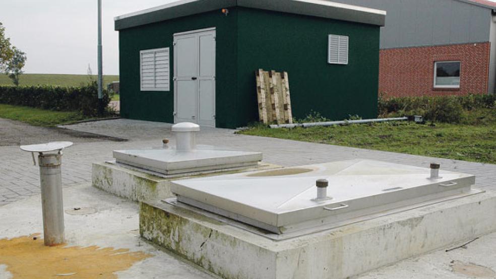 Von der Pumpstation in Jemgum wird das Abwasser aus der Gemeinde nach Bingum befördert. Die Druckrohrleitung ist aufgrund ihrer Länge von neun Kilometern aber untauglich, erklärte Diplom-Ingenieur Joachim Papesch. © Foto: Szyska