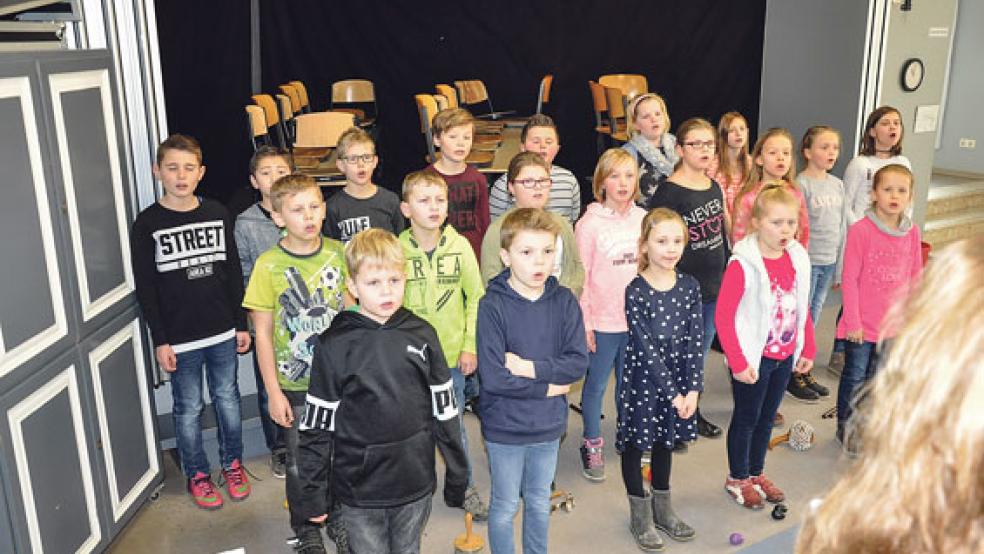 Der Schulchor der Grundschule in Möhlenwarf probte gestern Vormittag unter der Leitung von Anja Geber für einen Auftritt mit Sängerin Vicky Leandros.  © Foto: Boelmann