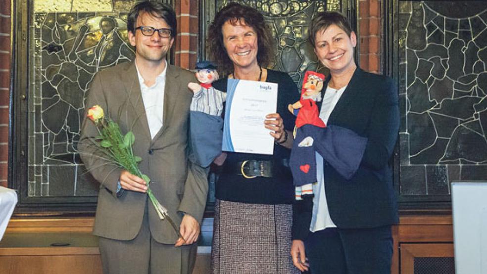 Übergabe des Innovationspreises in Berlin: Monika Fricke (Mitte) nahm die Auszeichnung aus den Händen von Elke Breitenbach, Senatorin für Integration, Arbeit und Soziales und einem bagfa-Vertreter entgegen. © Foto: Landkreis Leer