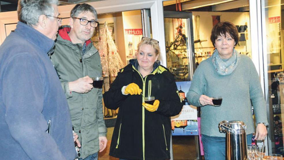 Prost auf die Adventszeit: Nach getaner Arbeit belohnte Doris Müller (Mitte rechts) die fleißigen Wichtel der Bunder Vereine mit einem weihnachtlichen Glühwein. © Fotos: Himstedt